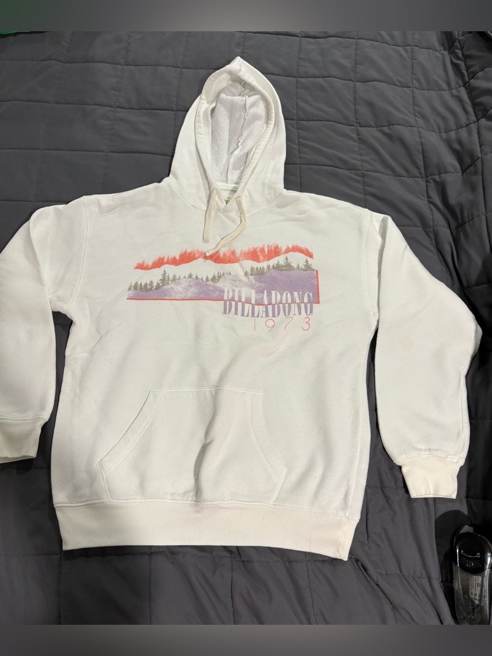 Women’s medium Billabong White Hoodie with Sunset Mountain pullover sweatshirt